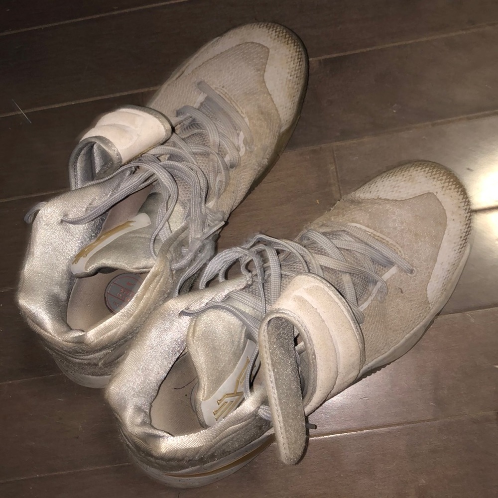 Nike Kyrie 2 battle grey